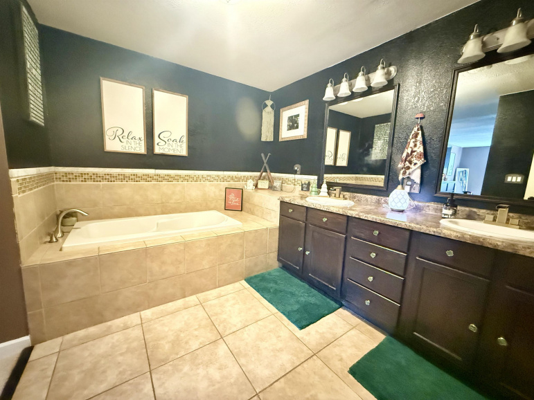 802 Oswego Avenue Hastings, Nebraska 68901, 6 Bedrooms Bedrooms, ,4 BathroomsBathrooms,Residential,For Sale,802 Oswego Avenue,20260805
