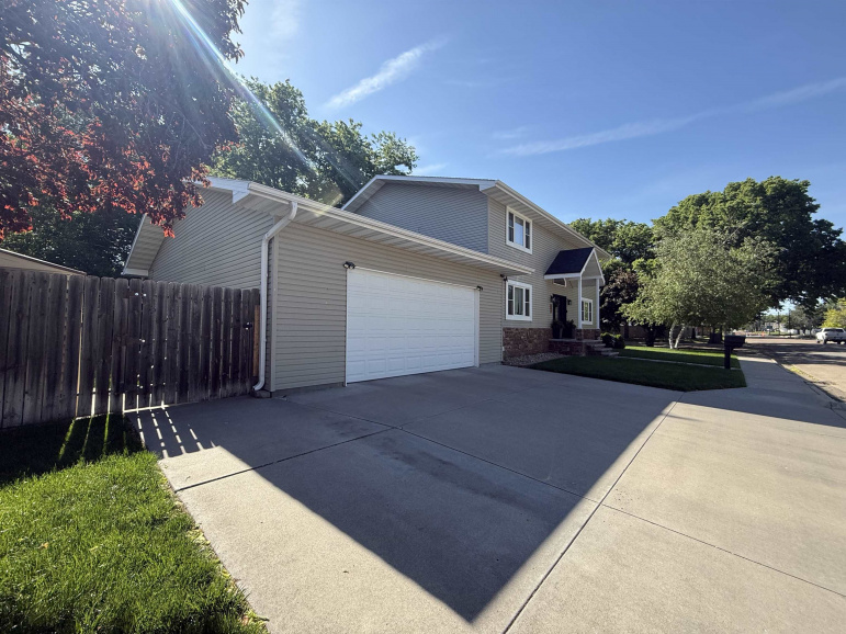 802 Oswego Avenue Hastings, Nebraska 68901, 6 Bedrooms Bedrooms, ,4 BathroomsBathrooms,Residential,For Sale,802 Oswego Avenue,20260805