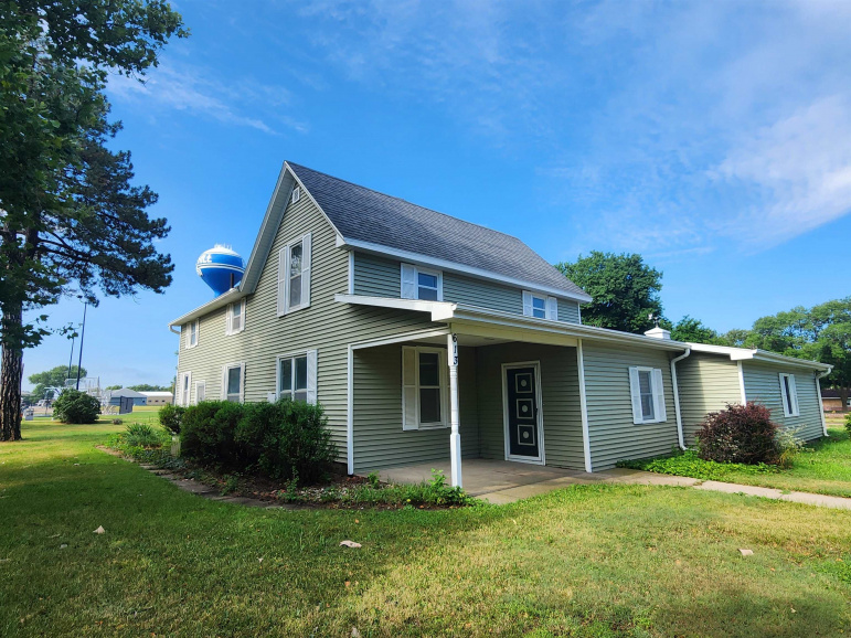 613 W Seward Street Blue Hill, Nebraska 68930, 4 Bedrooms Bedrooms, ,1 BathroomBathrooms,Residential,For Sale,613 W Seward Street,20260880