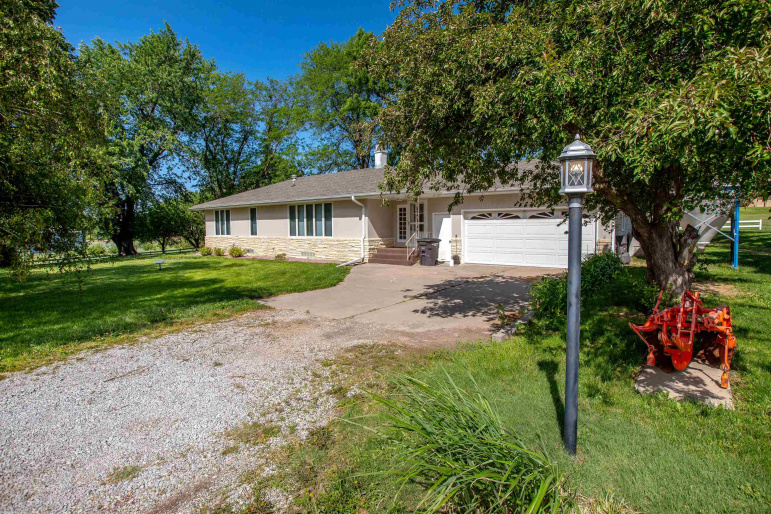 809 HWY 281 Red Cloud, Nebraska 68970, 2 Bedrooms Bedrooms, ,2 BathroomsBathrooms,Residential,For Sale,809 HWY 281,20260914
