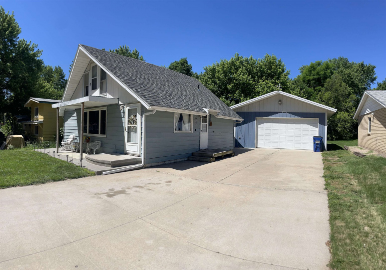 1910 B Avenue Gothenburg, Nebraska 69138-0000, 3 Bedrooms Bedrooms, ,1 BathroomBathrooms,Residential,For Sale,1910 B Avenue,20260923