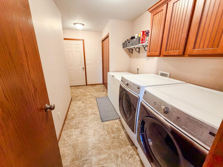 101 W Rochelle Street Elwood, Nebraska 68937-0000, 5 Bedrooms Bedrooms, ,3 BathroomsBathrooms,Residential,For Sale,101 W Rochelle Street,20260965