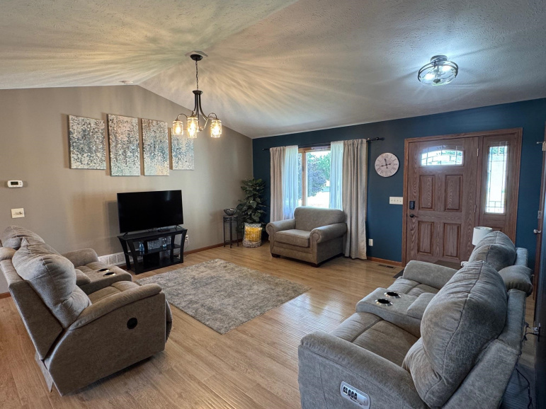 101 W Rochelle Street Elwood, Nebraska 68937-0000, 5 Bedrooms Bedrooms, ,3 BathroomsBathrooms,Residential,For Sale,101 W Rochelle Street,20260965