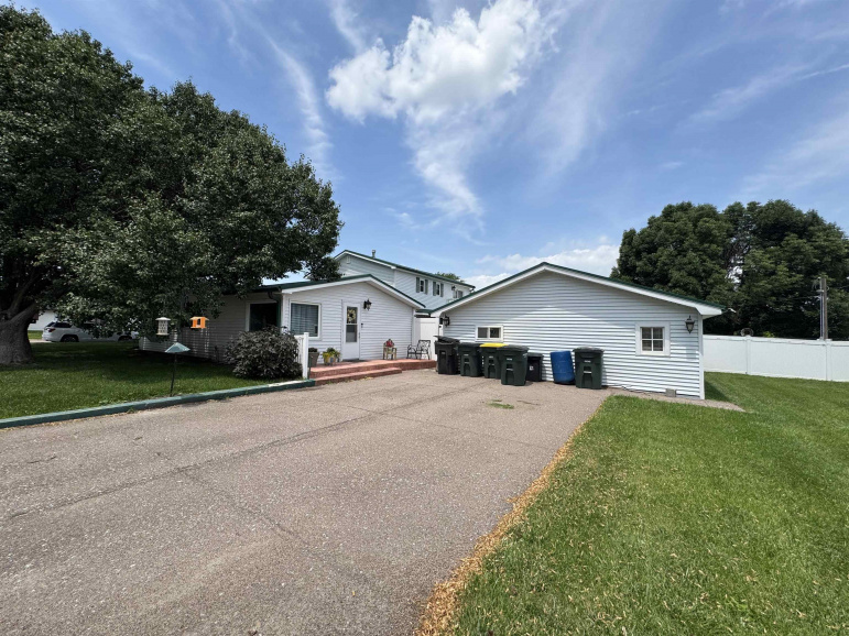 523 S Queen City Avenue Hastings, Nebraska 68901, 3 Bedrooms Bedrooms, ,3 BathroomsBathrooms,Residential,For Sale,523 S Queen City Avenue,20260961
