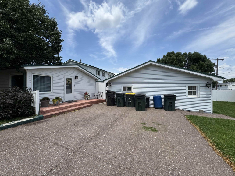 523 S Queen City Avenue Hastings, Nebraska 68901, 3 Bedrooms Bedrooms, ,3 BathroomsBathrooms,Residential,For Sale,523 S Queen City Avenue,20260961