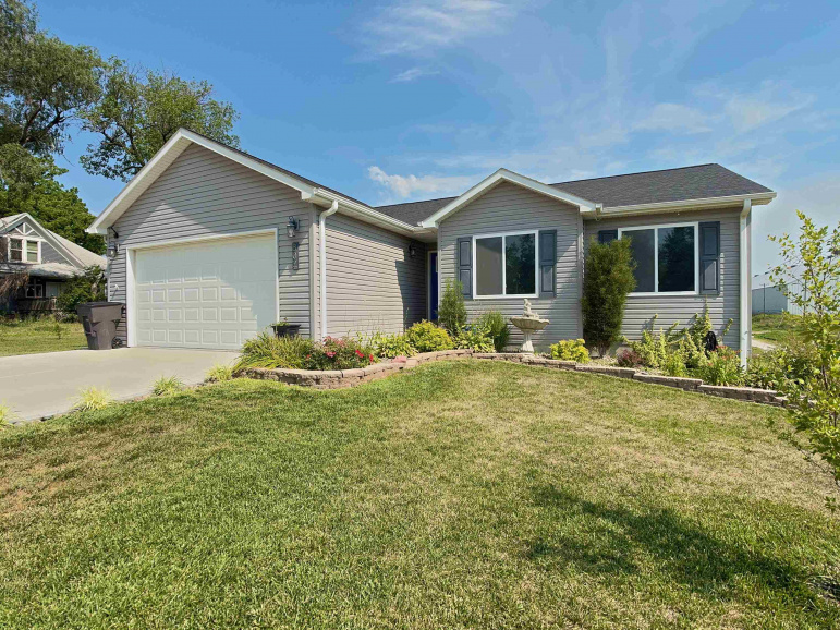 802 W Saline St Blue Hill, Nebraska 68930, 5 Bedrooms Bedrooms, ,3 BathroomsBathrooms,Residential,For Sale,802 W Saline St,20261080