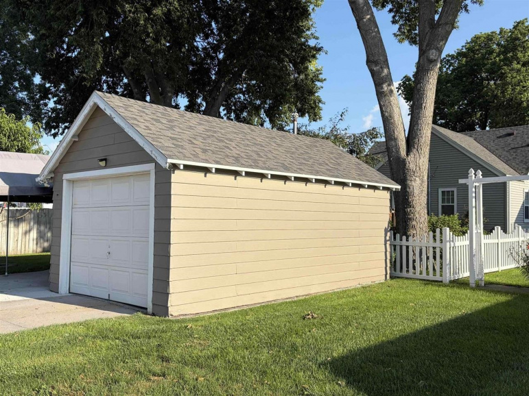 110 5th Avenue Holdrege, Nebraska 68949-0000, 2 Bedrooms Bedrooms, ,2 BathroomsBathrooms,Residential,For Sale,110 5th Avenue,20261122