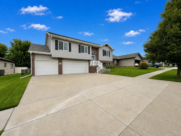 8015 Mandalay Drive Lincoln, Nebraska 68516, 3 Bedrooms Bedrooms, ,3 BathroomsBathrooms,Residential,For Sale,8015 Mandalay Drive,20261157