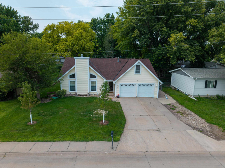 114 W H St Hastings, Nebraska 68901, 4 Bedrooms Bedrooms, ,2 BathroomsBathrooms,Residential,For Sale,114 W H St,20261185