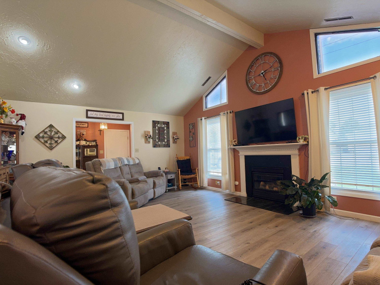 114 W H St Hastings, Nebraska 68901, 4 Bedrooms Bedrooms, ,2 BathroomsBathrooms,Residential,For Sale,114 W H St,20261185