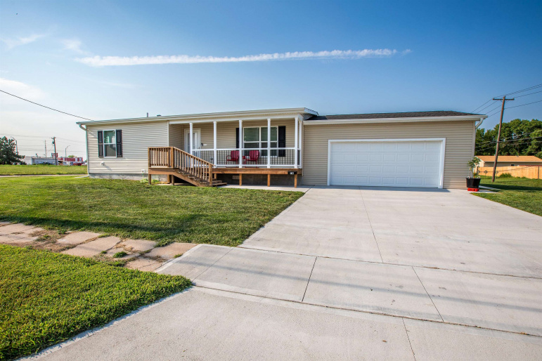 716 W H Street Hastings, Nebraska 68901, 2 Bedrooms Bedrooms, ,2 BathroomsBathrooms,Residential,For Sale,716 W H Street,20261200