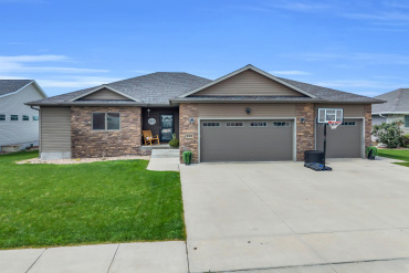 910 16th Avenue Kearney, Nebraska 68845, 5 Bedrooms Bedrooms, ,3 BathroomsBathrooms,Residential,For Sale,910 16th Avenue,20261206