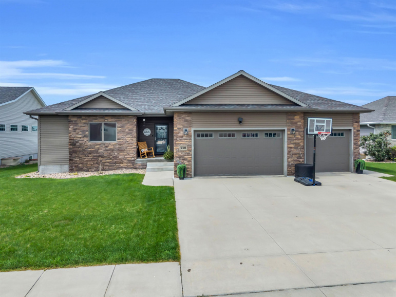 910 16th Avenue Kearney, Nebraska 68845, 5 Bedrooms Bedrooms, ,3 BathroomsBathrooms,Residential,For Sale,910 16th Avenue,20261206