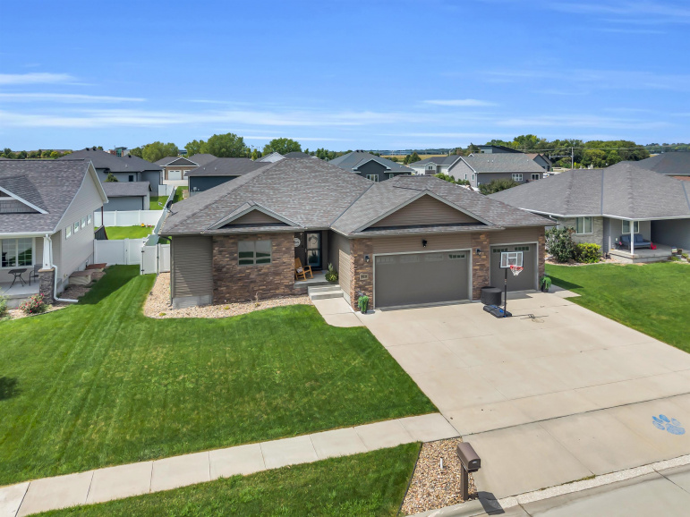 910 16th Avenue Kearney, Nebraska 68845, 5 Bedrooms Bedrooms, ,3 BathroomsBathrooms,Residential,For Sale,910 16th Avenue,20261206