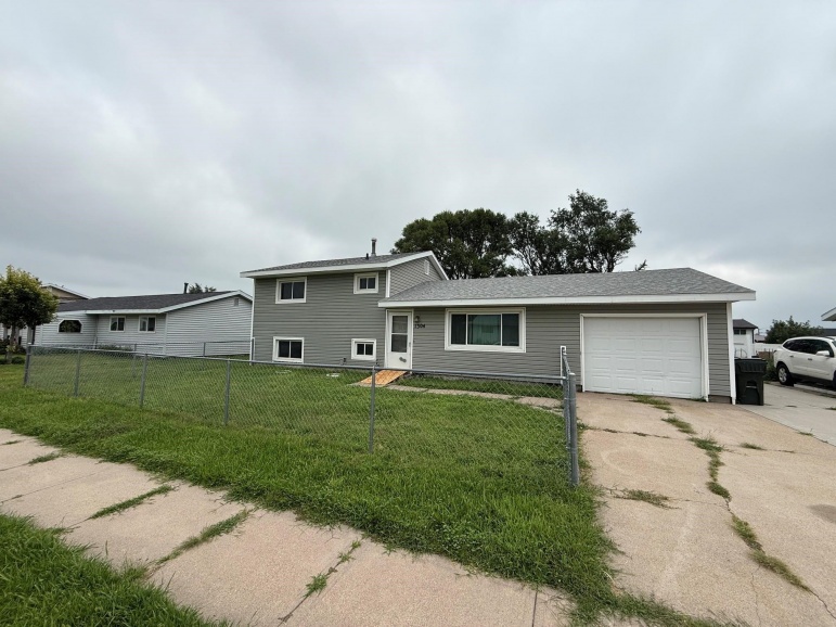 1304 Independence Street Lexington, Nebraska 68850, 4 Bedrooms Bedrooms, ,2 BathroomsBathrooms,Residential,For Sale,1304 Independence Street,20261209