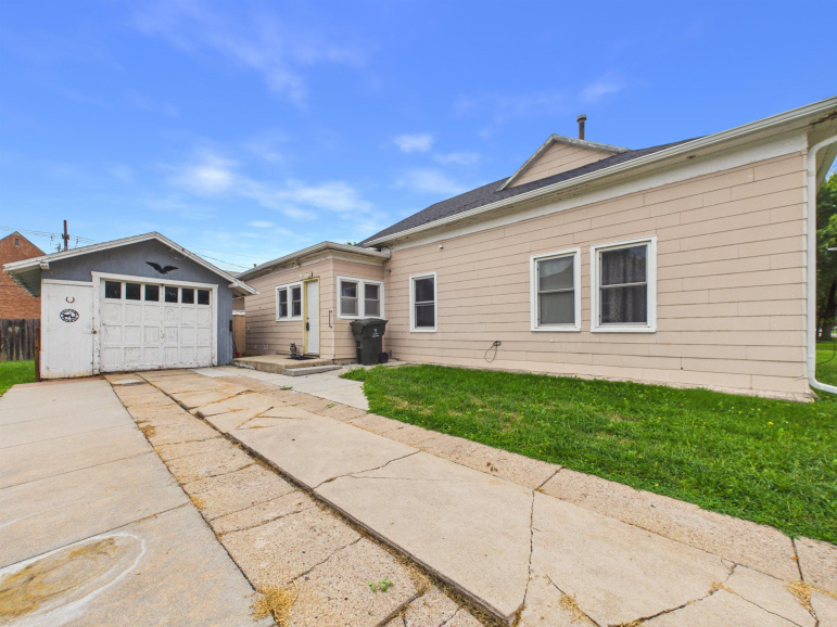 206 E 1st Street Minden, Nebraska 68959, 3 Bedrooms Bedrooms, ,1 BathroomBathrooms,Residential,For Sale,206 E 1st Street,20261222