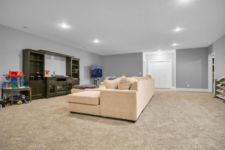 16835 Center Place Road Kearney, Nebraska 68847, 5 Bedrooms Bedrooms, ,3 BathroomsBathrooms,Residential,For Sale,16835 Center Place Road,20261228