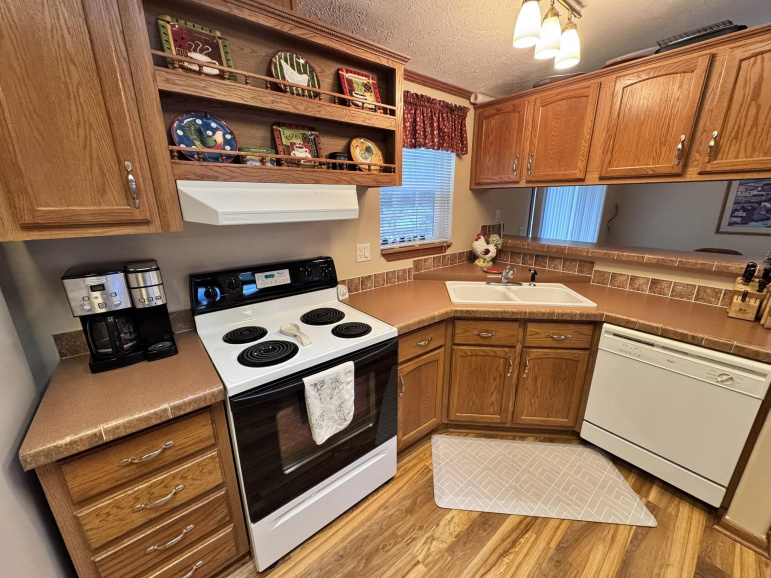 40 S Lakeview Road Brady, Nebraska 69123, 3 Bedrooms Bedrooms, ,2 BathroomsBathrooms,Residential,For Sale,40 S Lakeview Road,20261295