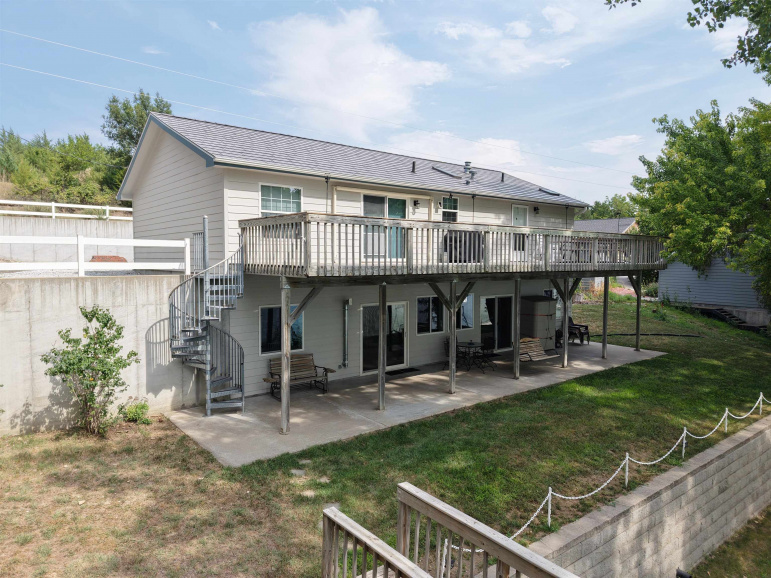 40 S Lakeview Road Brady, Nebraska 69123, 3 Bedrooms Bedrooms, ,2 BathroomsBathrooms,Residential,For Sale,40 S Lakeview Road,20261295