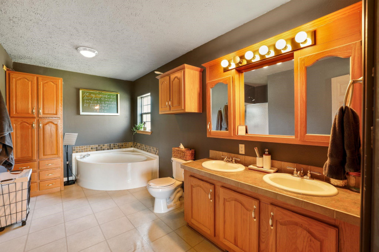 3045 S Marian Road Hastings, Nebraska 68901, 3 Bedrooms Bedrooms, ,4 BathroomsBathrooms,Residential,For Sale,3045 S Marian Road,20261303