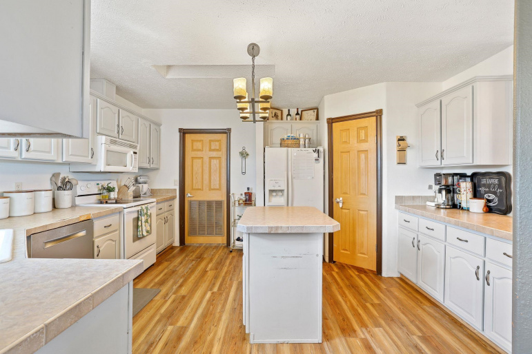 3045 S Marian Road Hastings, Nebraska 68901, 3 Bedrooms Bedrooms, ,4 BathroomsBathrooms,Residential,For Sale,3045 S Marian Road,20261303