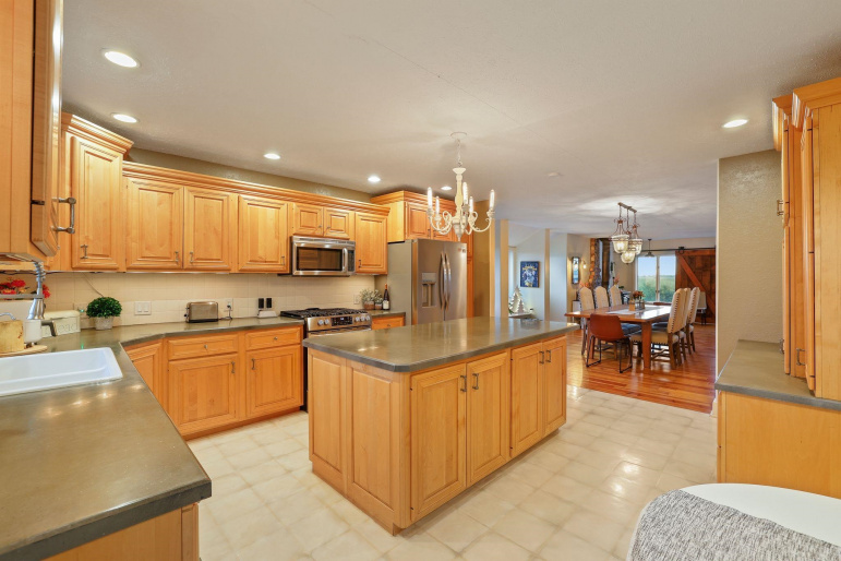 3045 S Marian Road Hastings, Nebraska 68901, 3 Bedrooms Bedrooms, ,4 BathroomsBathrooms,Residential,For Sale,3045 S Marian Road,20261303