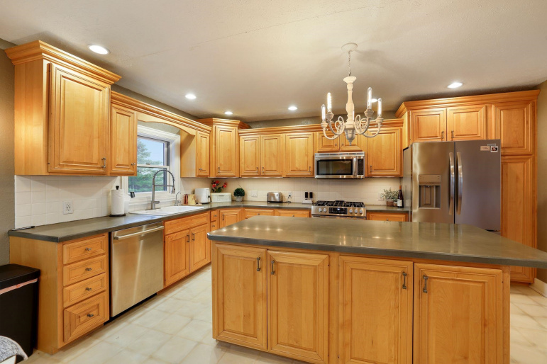 3045 S Marian Road Hastings, Nebraska 68901, 3 Bedrooms Bedrooms, ,4 BathroomsBathrooms,Residential,For Sale,3045 S Marian Road,20261303
