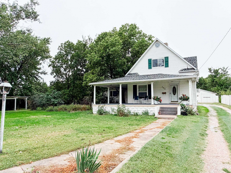 106 N Smith Avenue Elwood, Nebraska 68937, 3 Bedroom Bedrooms, ,2 BathroomBathrooms,Residential,For Sale,106 N Smith Avenue,20261378