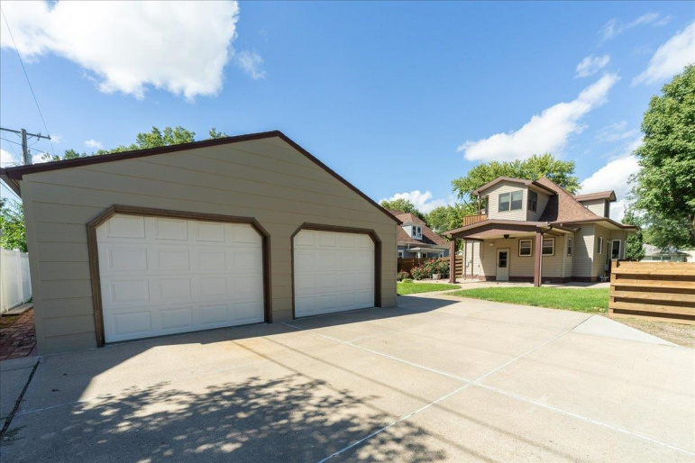 230 E 6th Street Hastings, Nebraska 68901-0000, 4 Bedroom Bedrooms, ,2 BathroomBathrooms,Residential,For Sale,230 E 6th Street,20261396