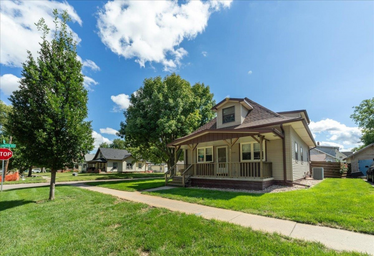 230 E 6th Street Hastings, Nebraska 68901-0000, 4 Bedroom Bedrooms, ,2 BathroomBathrooms,Residential,For Sale,230 E 6th Street,20261396