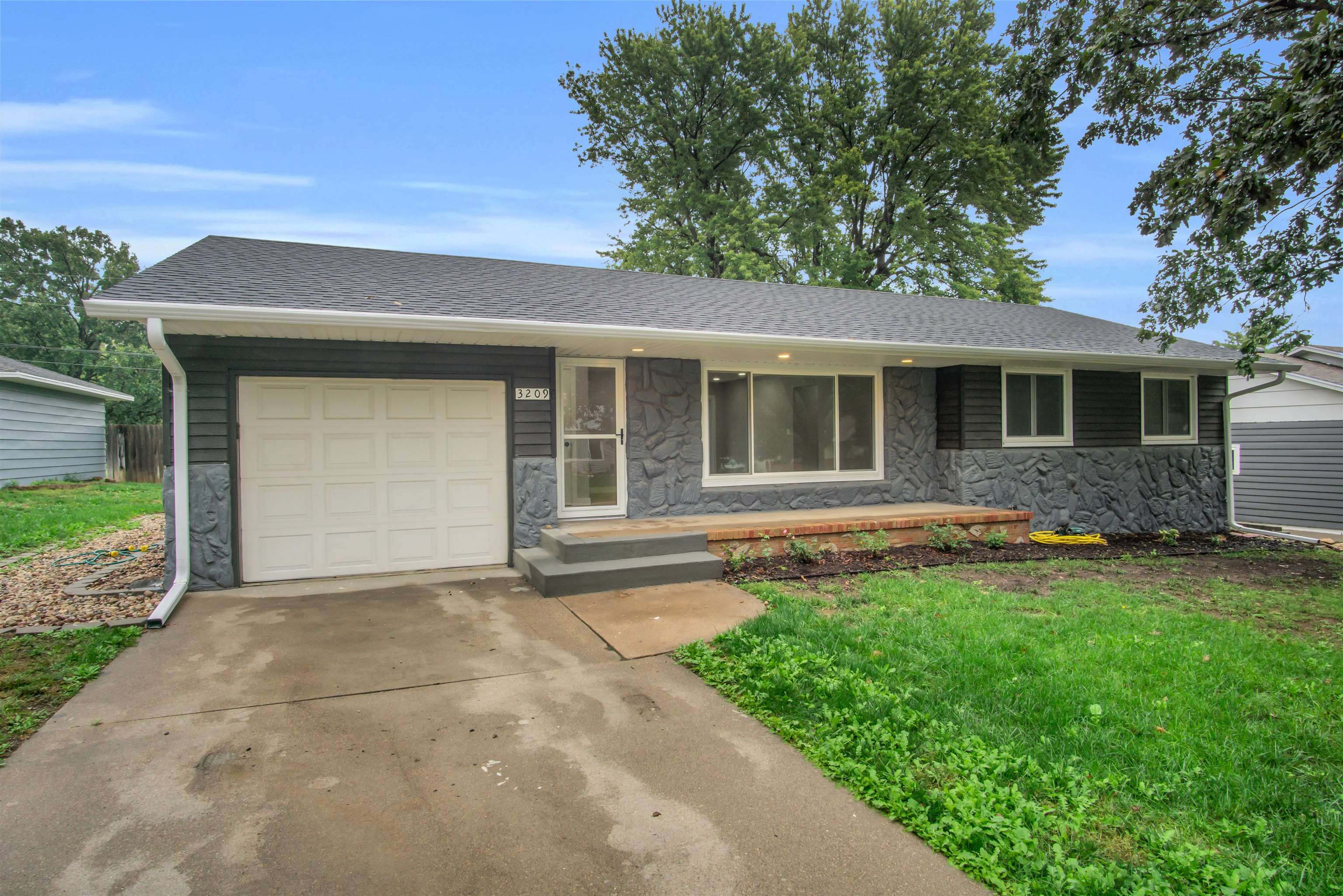 3209 10th Avenue Kearney, Nebraska 68845, 5 Bedroom Bedrooms, ,2 BathroomBathrooms,Residential,For Sale,3209 10th Avenue,20261408