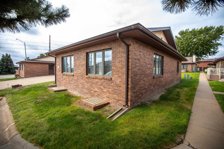 110 E 39th Street B-3 Kearney, Nebraska 68847, 2 Bedroom Bedrooms, ,2 BathroomBathrooms,Residential,For Sale,110 E 39th Street B-3,20261439