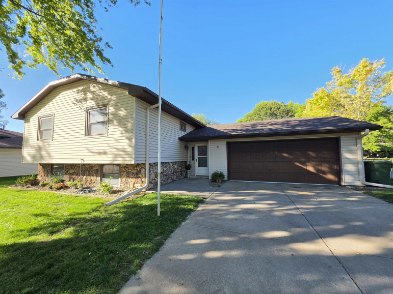 8 Maplewood Place Kearney, Nebraska 68847, 3 Bedroom Bedrooms, ,2 BathroomBathrooms,Residential,For Sale,8 Maplewood Place,20261449