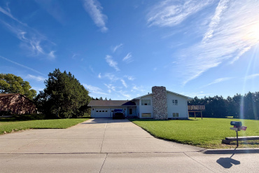 300 N Shore Dr Hastings, Nebraska 68901, 3 Bedroom Bedrooms, ,3 BathroomBathrooms,Residential,For Sale,300 N Shore Dr,20261464